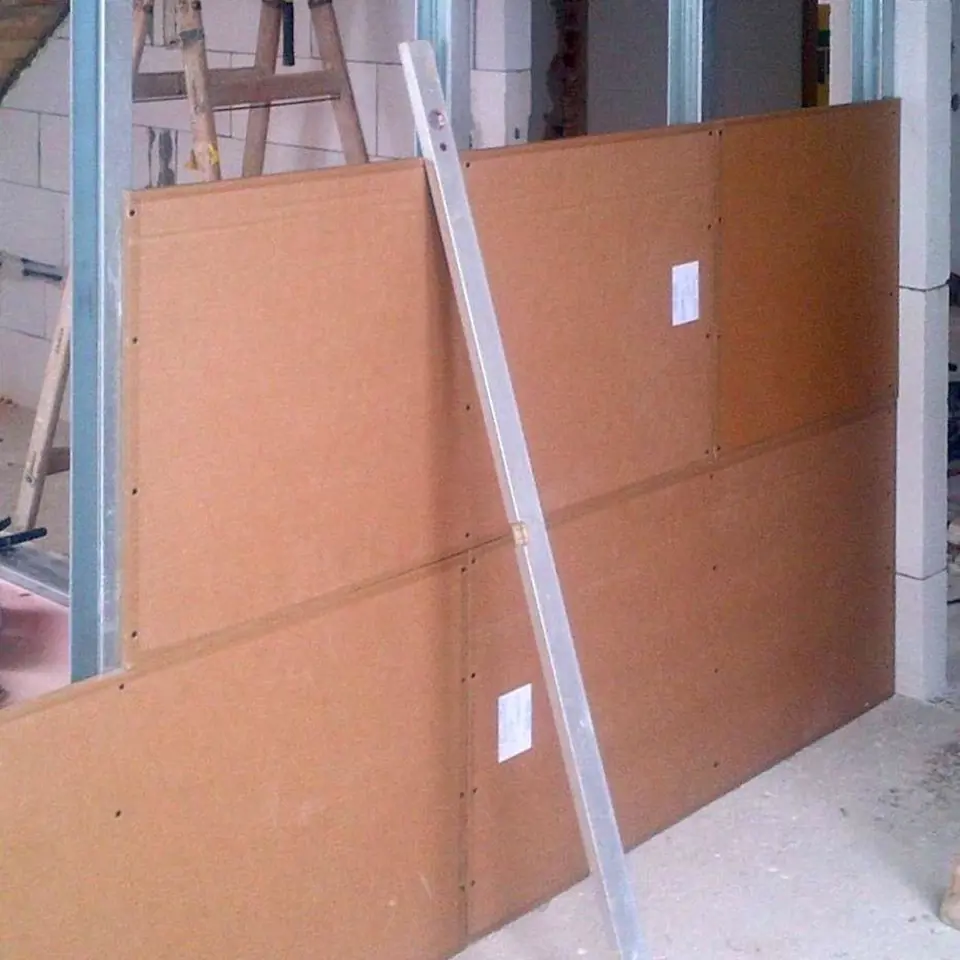 Izolaci stěn je možné provést přímo na stávající povrch nebo na předem připravený rošt. Ve stěně lze provést veškeré elektrické rozvody a instalace.