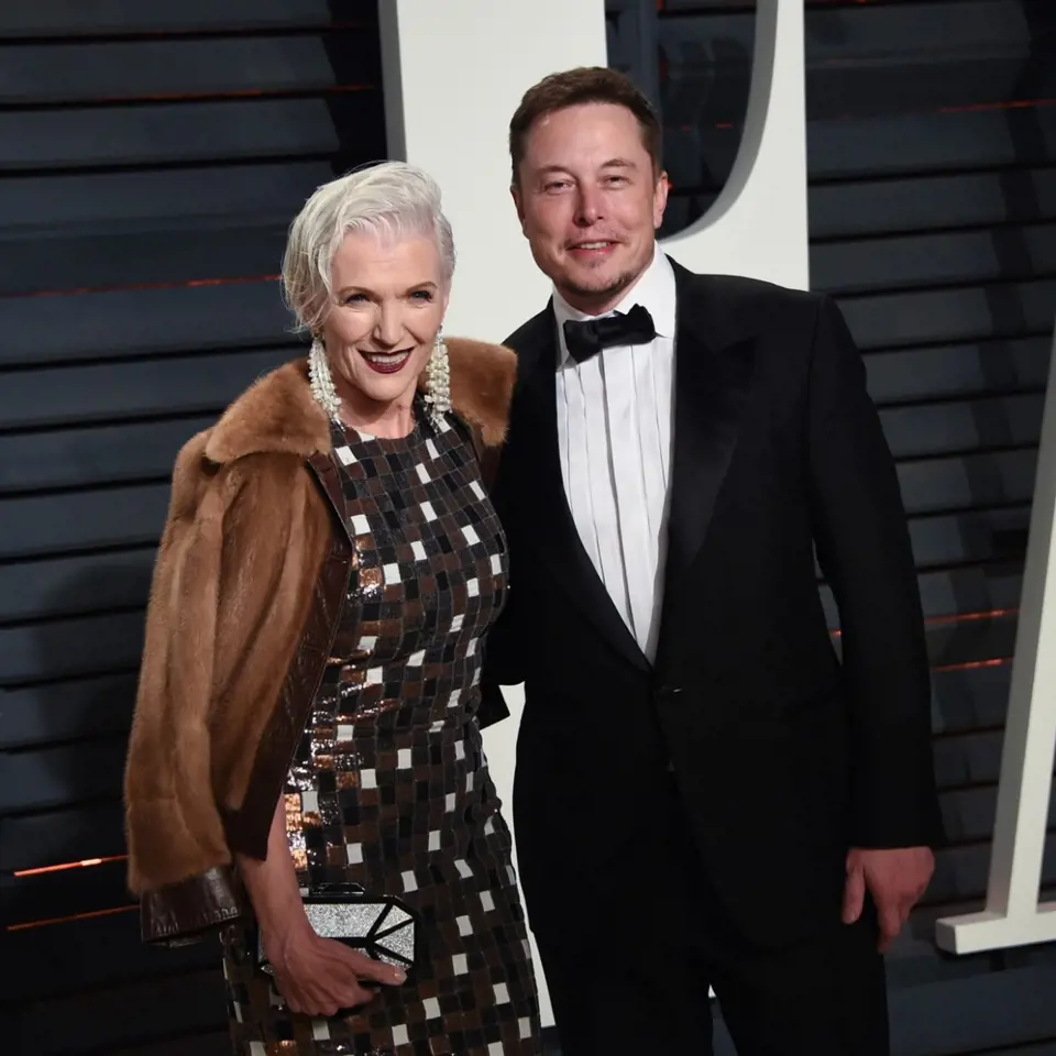 Elon Musk s maminkou.