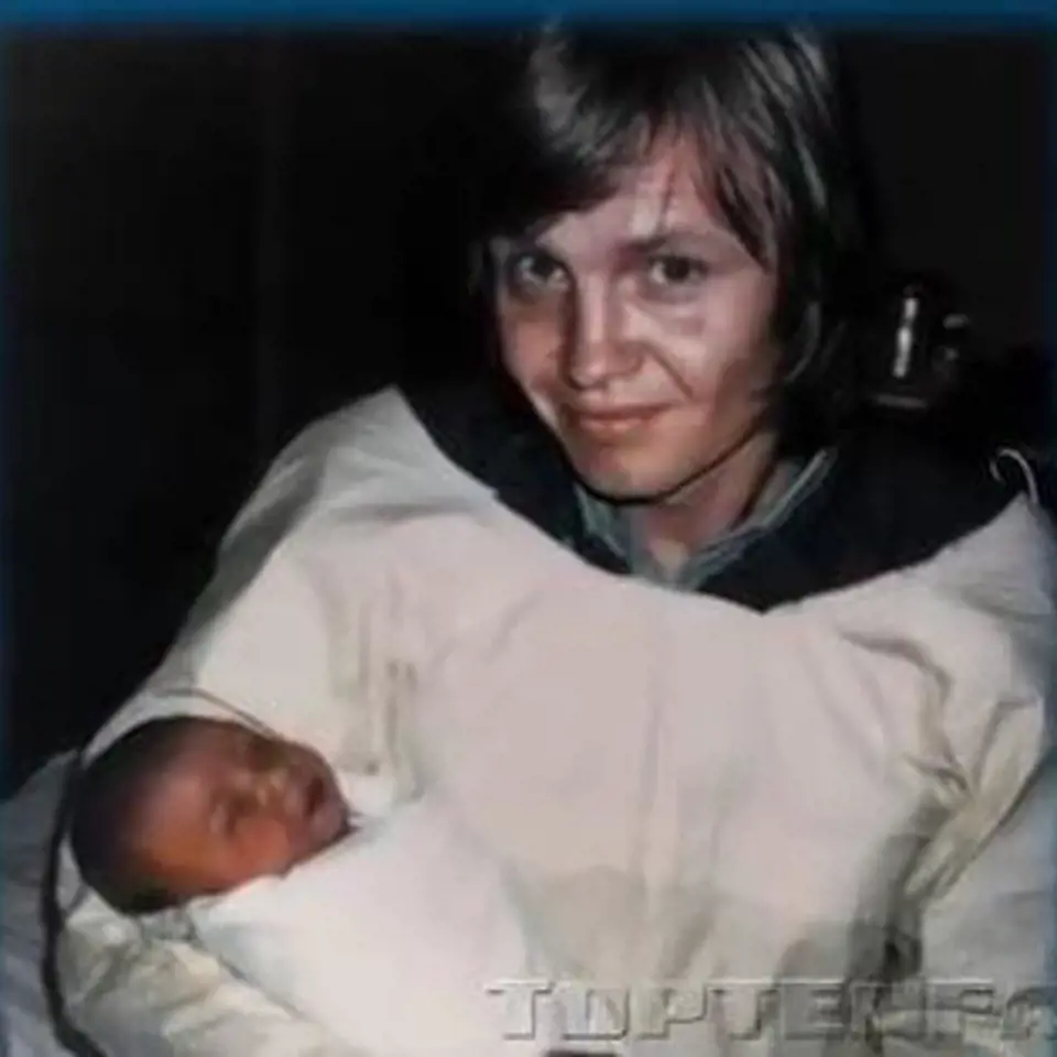 Pyšný otec Jon Voight se svou novorozenou dcerou, které dal jméno Angelina.
