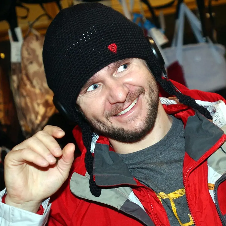 Jediným přeživším nehody je český snowboardista David Horváth.
