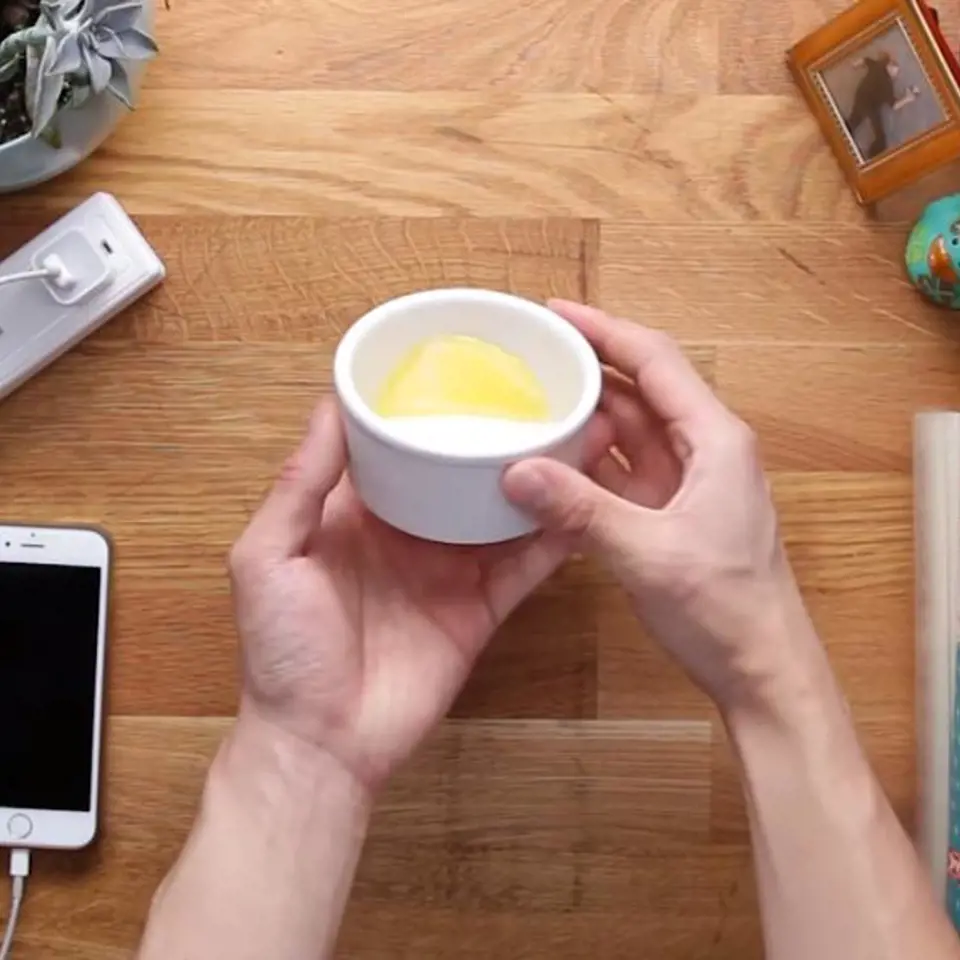 V malé zapékací misce, co může do mikrovlnné trouby, si rozpusťte lžíci másla. Miskou pak otáčejte tak, abyste máslem vymazali formu.