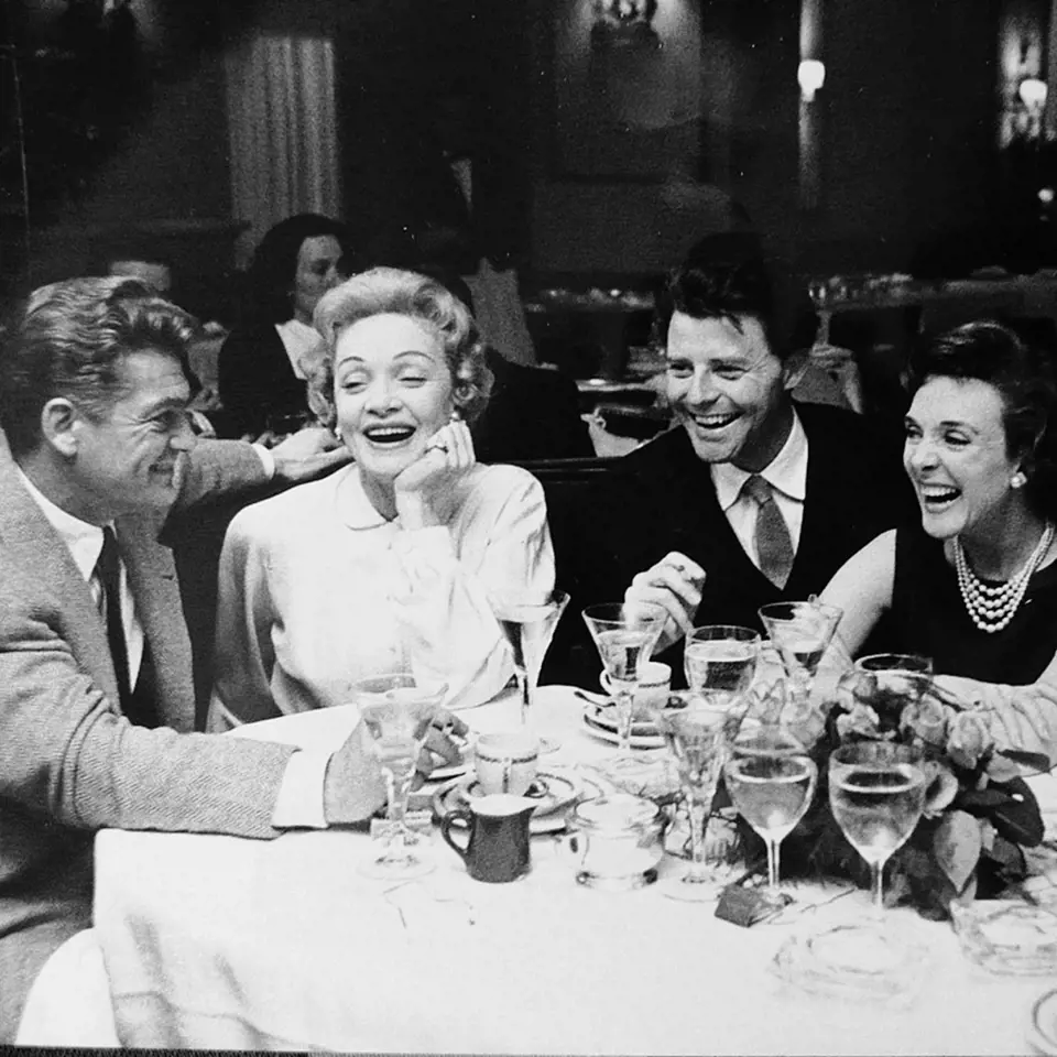Gérarda prý kromě manželky svedla jen Marlene Dietrichová (druhá zleva). Na snímku je baví Jean Marais.