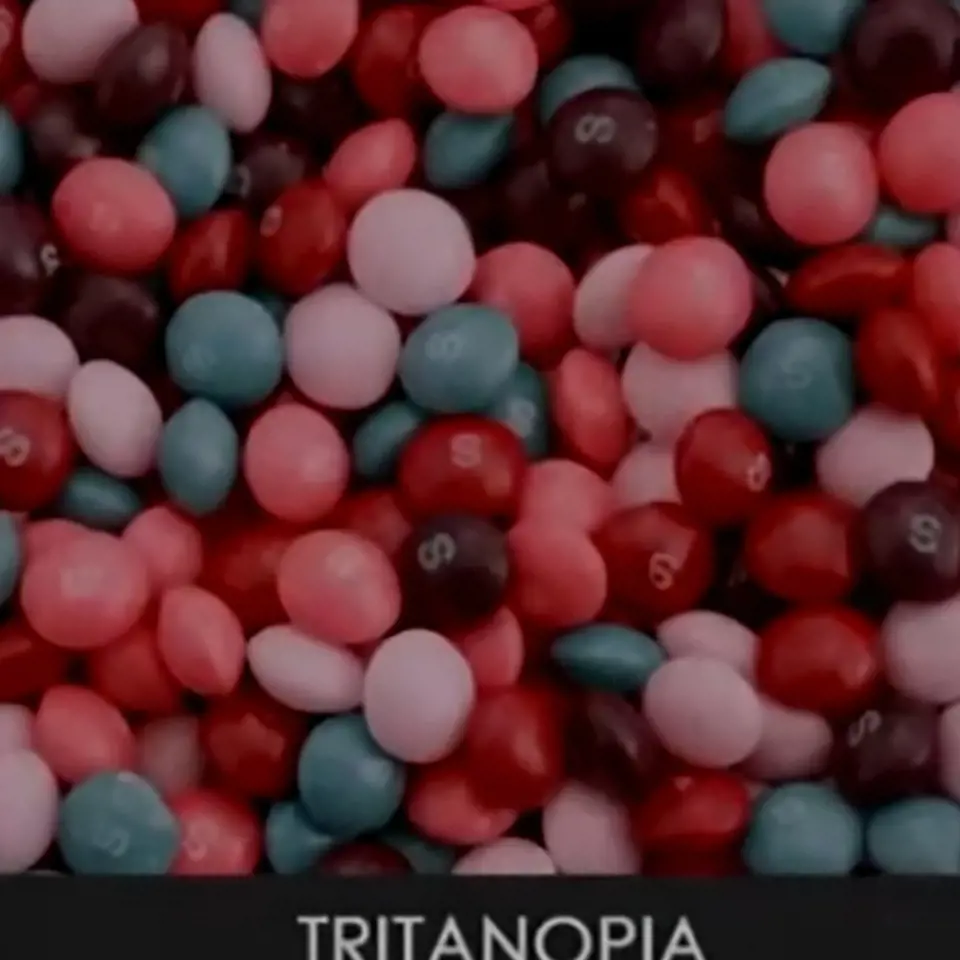 Tritanopie je ztráta vidění modré barvy. Člověk pak vidí svět téměř výhradně v odstínech červené a růžové.
