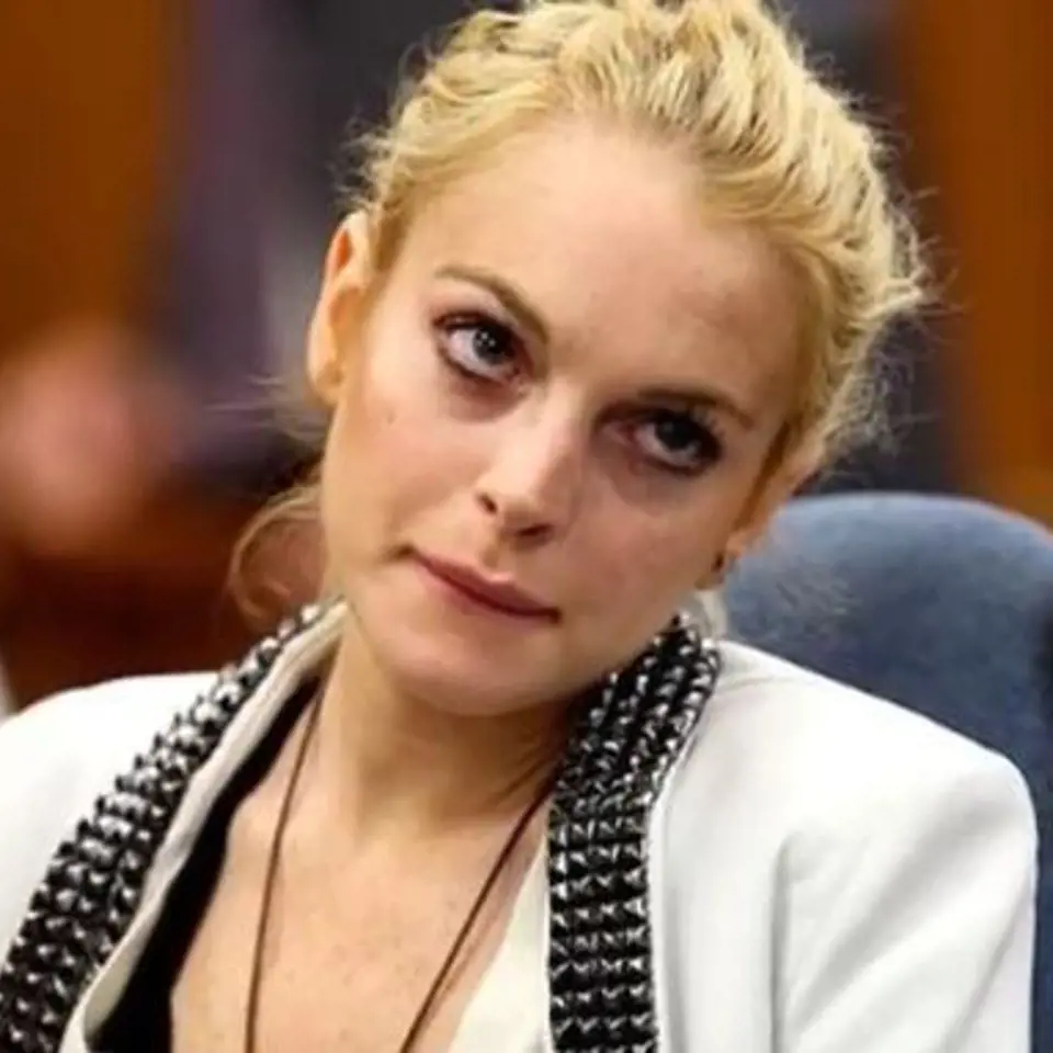 Lindsay Lohan - Kdo by si nepamatoval kauzu této herečky. Jednu dobu to vypadalo, že se chce snad upít a ufetovat k smrti. Na povrch také vyšlo, že byla milenkou desítek slavných mužů. V tomto jejím temném období byla několikrát zadrže...