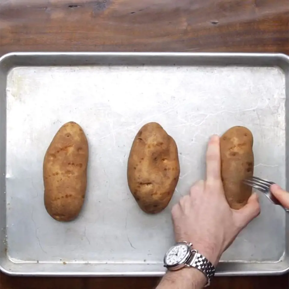 Čerstvé brambory promíchejte vidličkou.