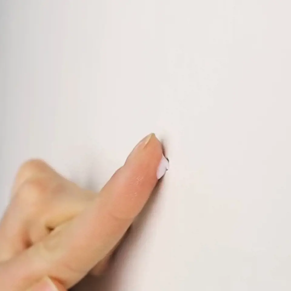 Díry ve zdi zakryjte malým množstvím pasty.