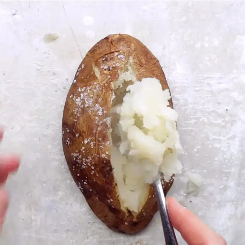Po upečení brambory rozřízněte a vydlabejte vnitřek tak, že neporušíte strany brambory.