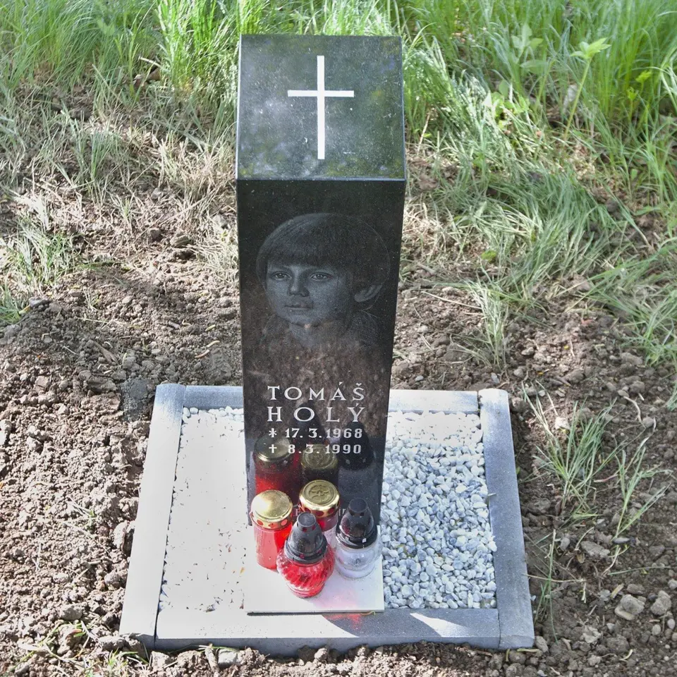 V roce 2015 dostal Tomáš Holý nový pomník.