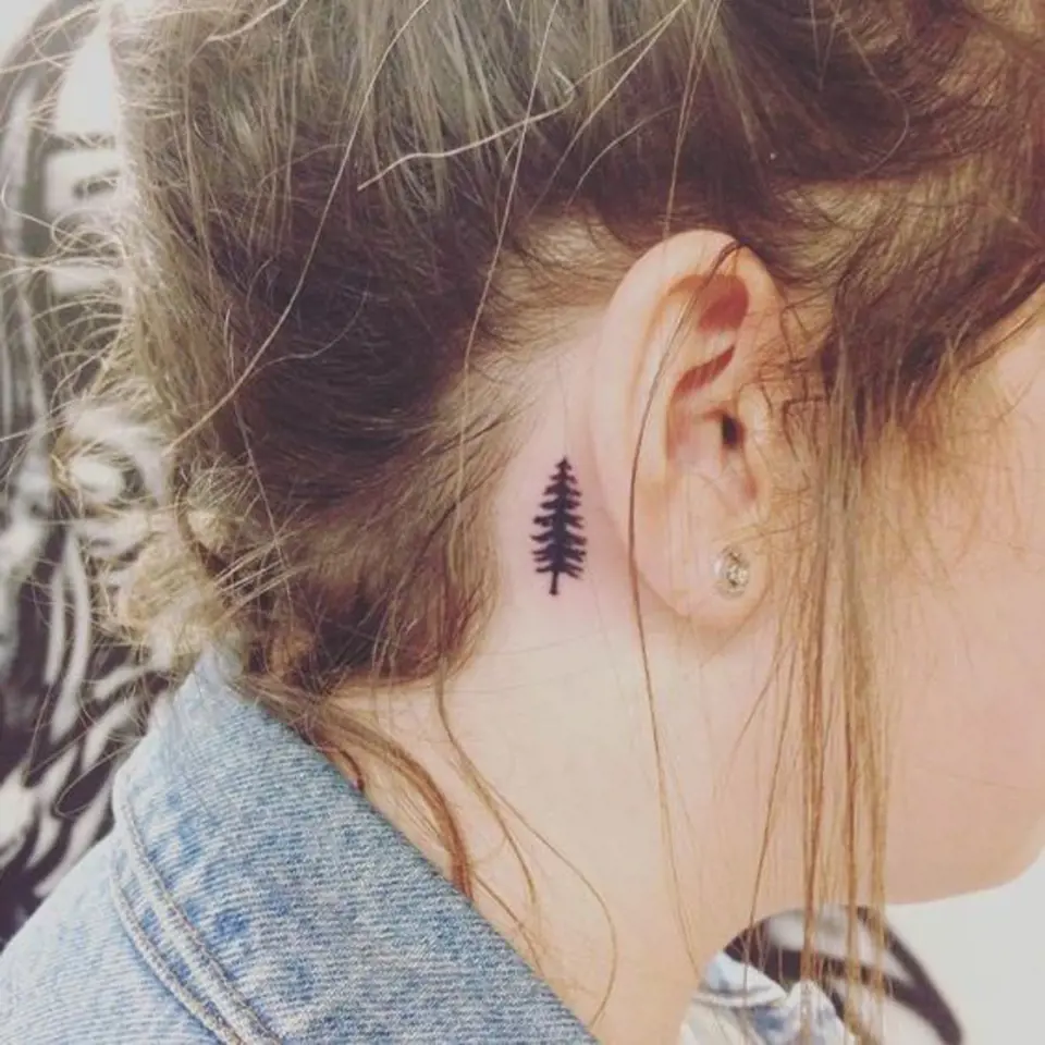 Tetování za uchem