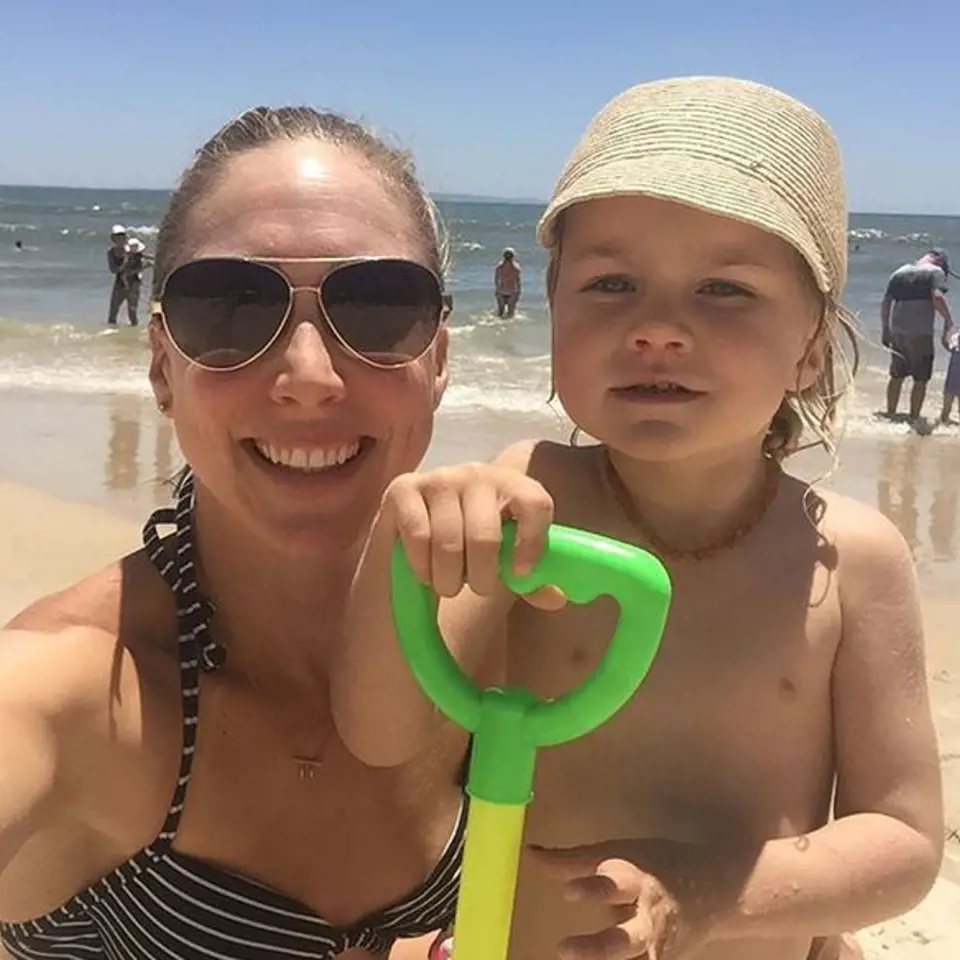 Shan Cooper s dcerou Grace na pláži.