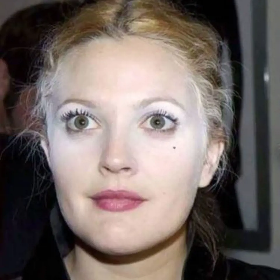 Drew Barrymore chudák narazila na make-up artistku, která pokazila, co mohla a jasná světla blesků fotoaparátů, vše dokonala!
