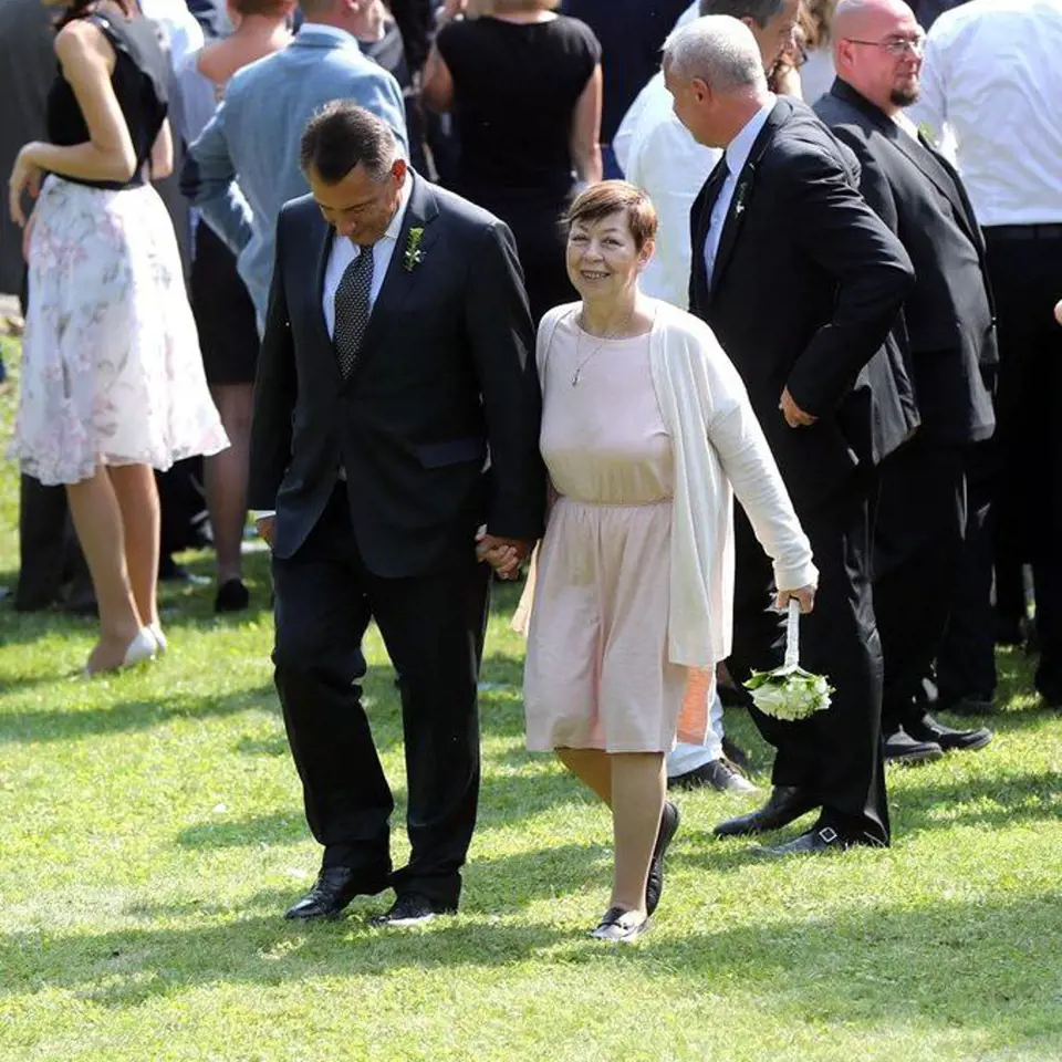 Na svatbě syna Jiřího 9. 9. 2017 v Praze se Jiří Paroubek se svou exmanželkou Zuzanou důvěrně vedli za ruce