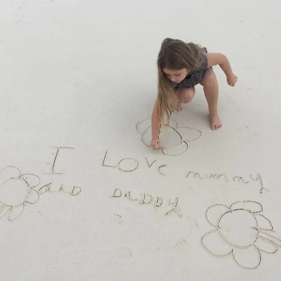 Harper Beckham kreslí s maminkou do písku.