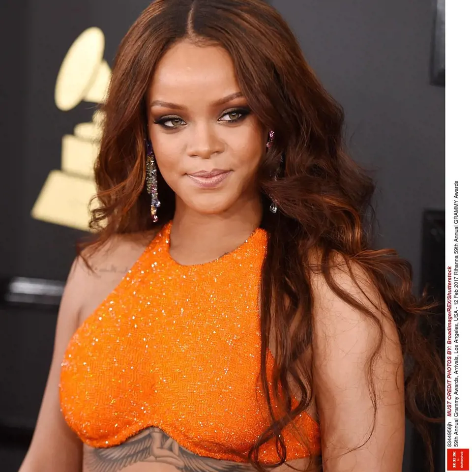 Účesy celebrit na udílení cen Grammy 2017 - Rihanna