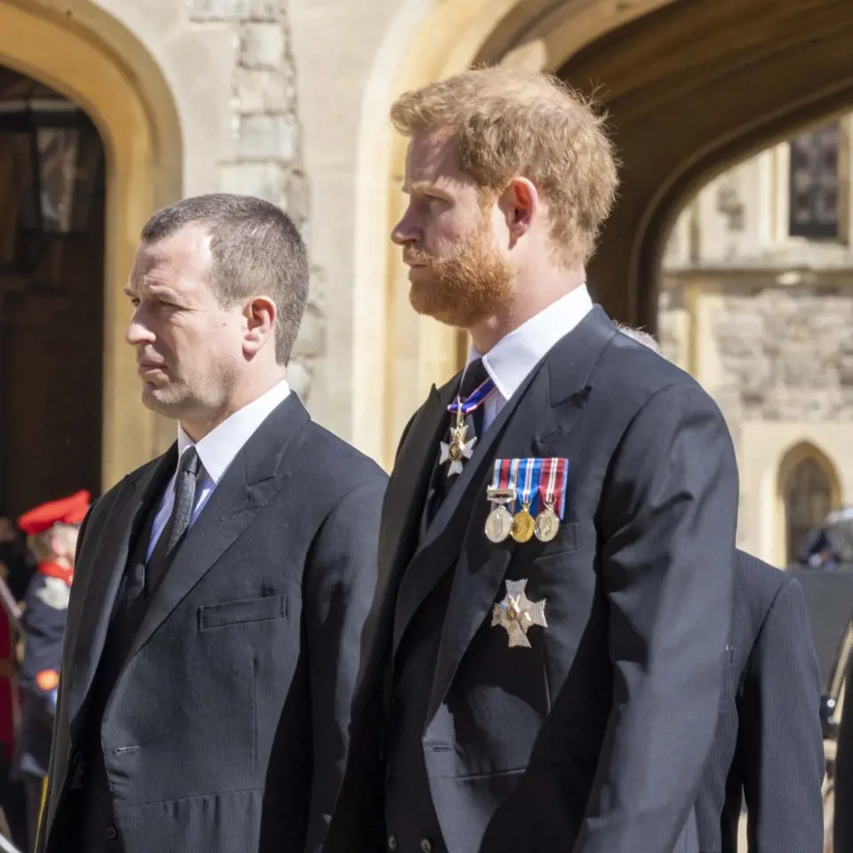 Princ Harry přiletěl na pohřeb svého dědečka bez Meghan. 