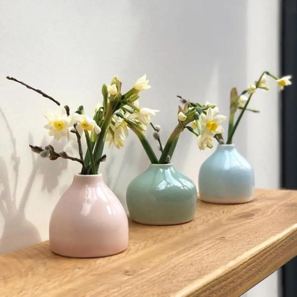 Vázy v jemných pastelových barvách jsou pro jaro jako stvořené