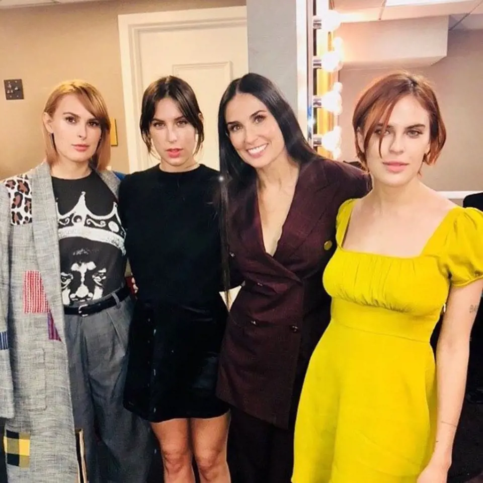 Demi se její tři dcery vůbec nevypadají jako matka s dětmi.