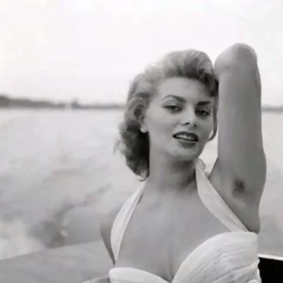 Sophia Loren v době, kdy neholené podpaždí ještě nikoho nepohoršovalo.