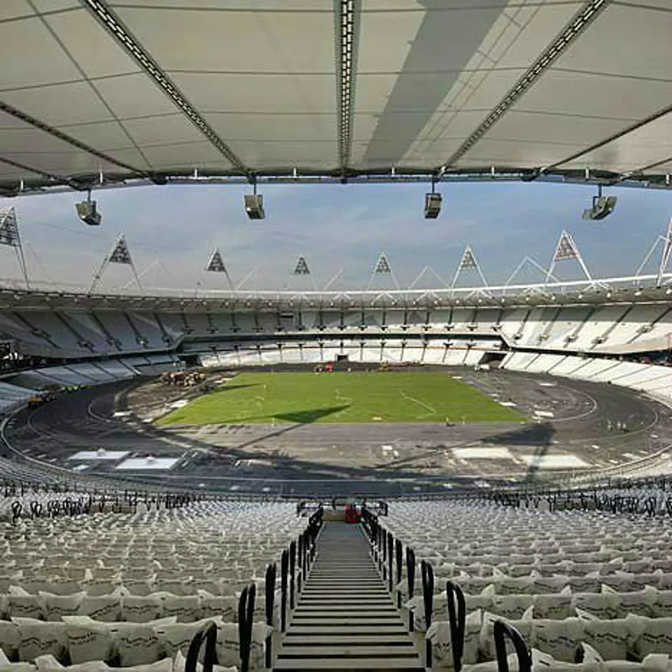 Stadion je z části zastřešen - střecha je vyrobena z lehké membrány, jejímž základem je polymer. Lany podporovaná střešní konstrukce zakryje zhruba dvě třetiny sedaček na stadionu.