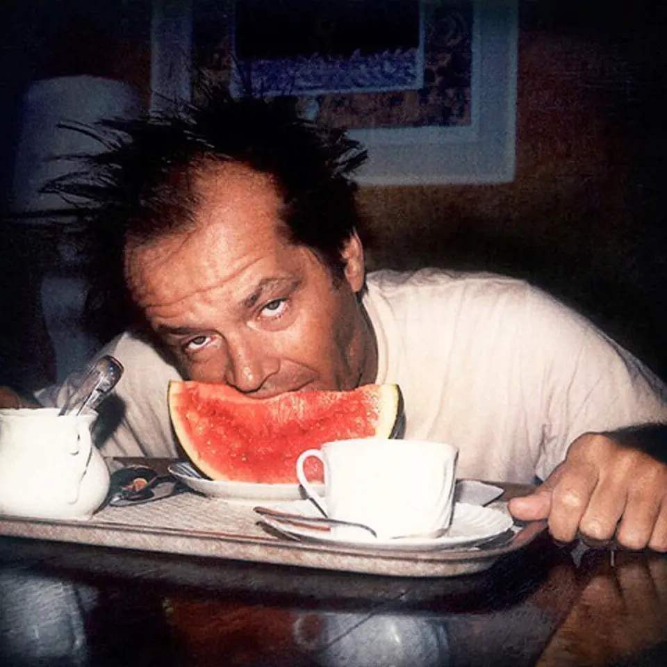 Jack Nicholson snídá.
