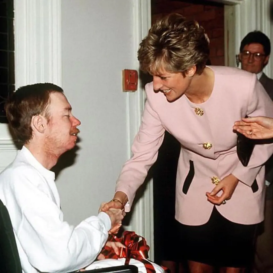 Princezna Diana se našla u charity a pomoci druhým.