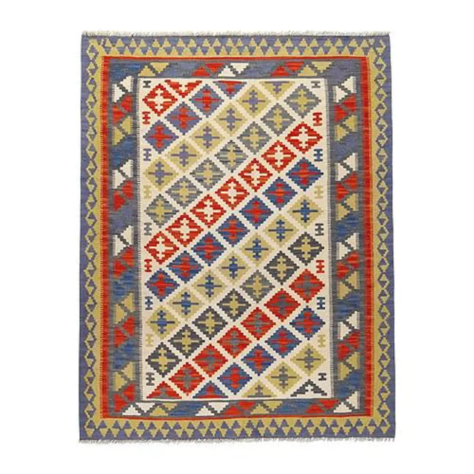 Hladce tkaný koberec Persisk Kelim Gashgai dokáže svým perským vzorem výborně oživit neutrální barevnost moderních interiérů. Ve velikosti 125 x 180 cm ho prodává Ikea (cena 4990 Kč) 