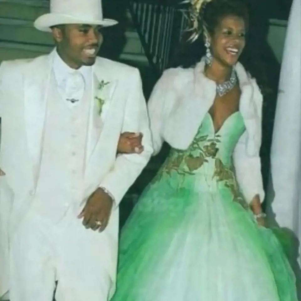 Kelis si na sebe ve svatební den vzala hodně netradiční zelené šaty. Brala si rappera Nase v roce 2005.