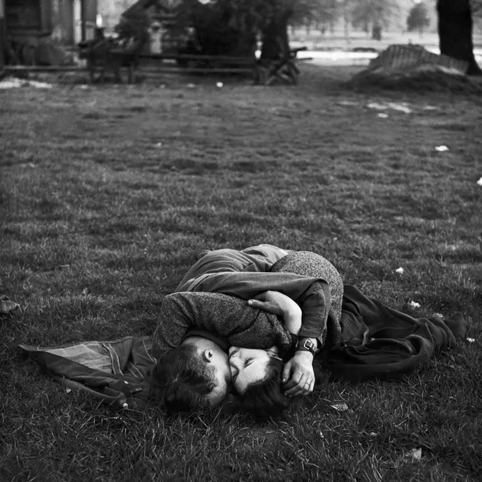 10. Americký voják líbající svou britskou přítelkyni na trávníku v Hyde Parku, Londýn, 1945