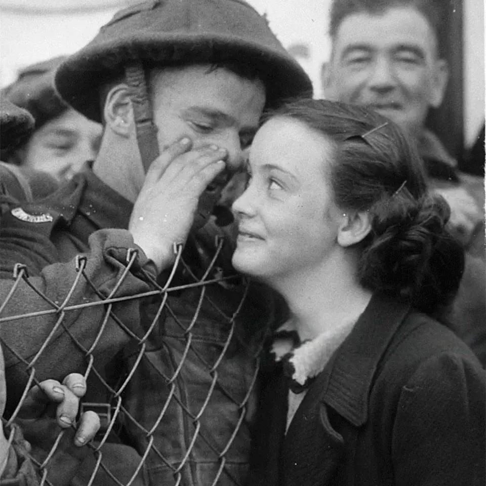 17. Britský voják šeptá své vyznání do ucha své milované. Před odjezdem na frontu, 1939