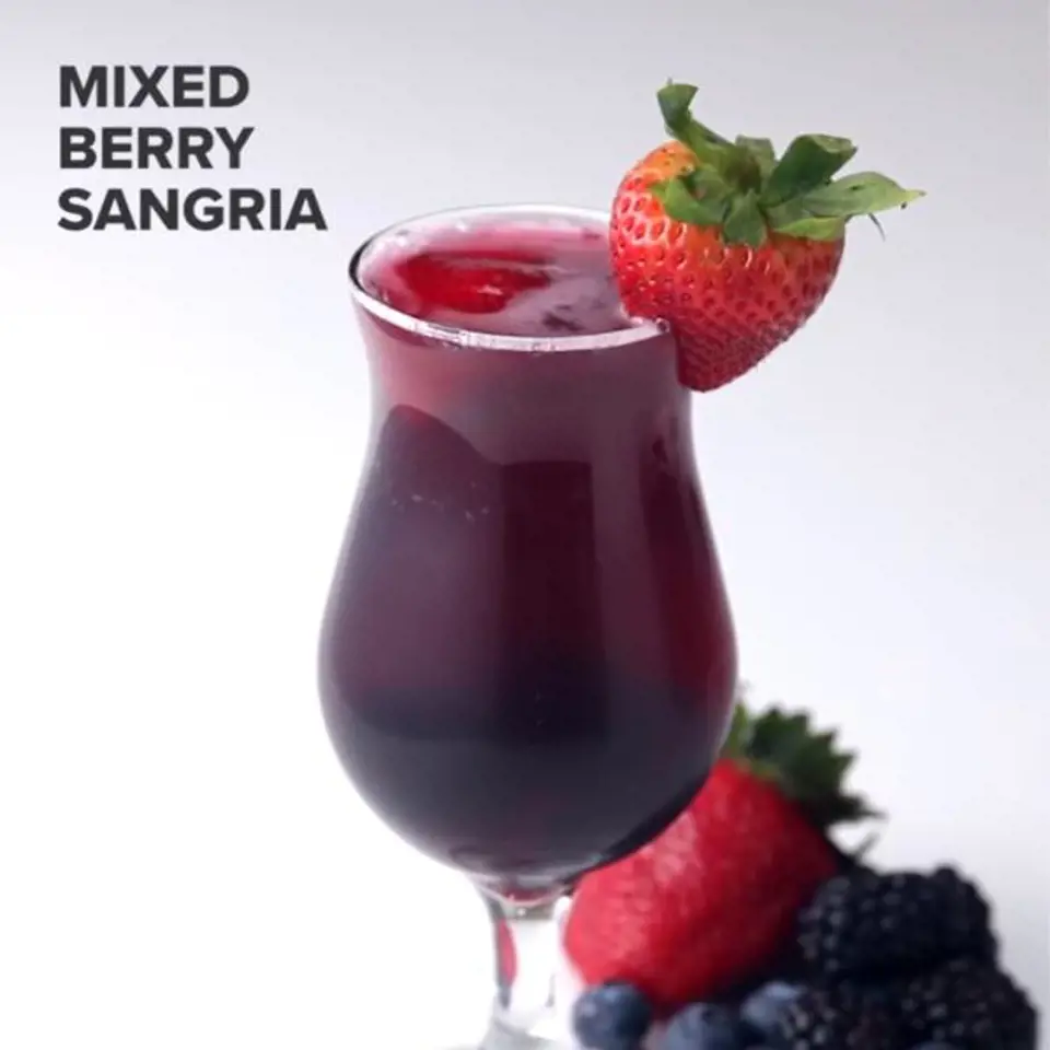 Sangria s bobulovým ovocem - Co budete potřebovat: 1 hrnek ostružin, 1 hrnek jahod, 1 hrnek borůvek, 1 lahev červeného vína, 1 hrnek brandy, 3 hrnky jablečného džusu a 2 hrnky sodovky s citrusovou příchutí. Smíchejte