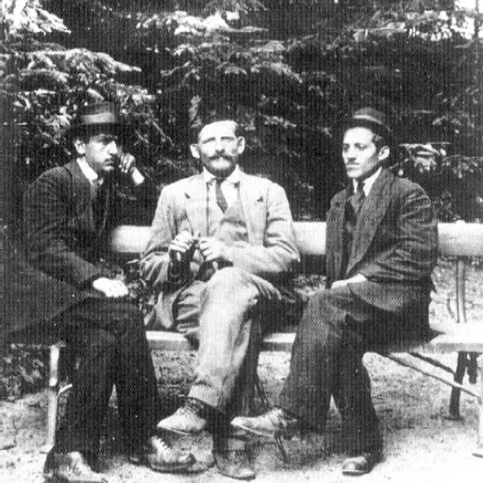 Gavrilo Princip (vpravo) na schůzce Mladé Bosny