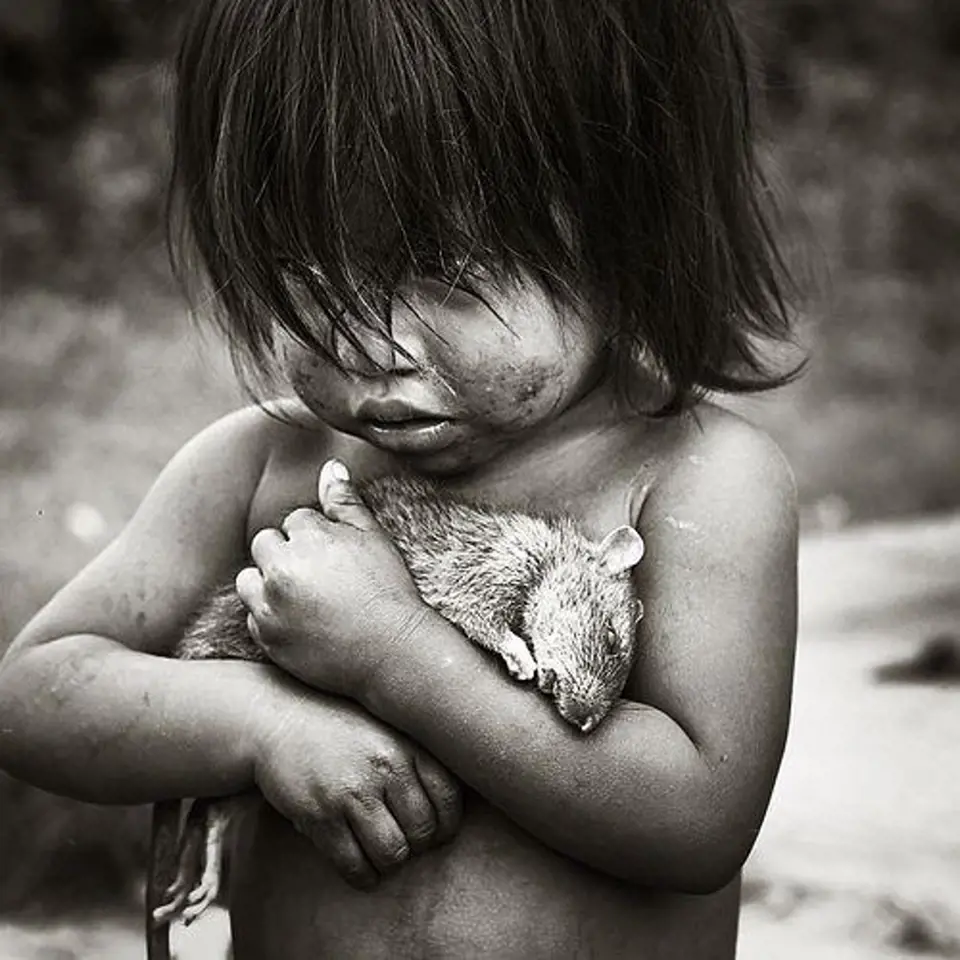 Dívenka z indiánského kmene Guaraní se svým mrtvým krysím kamarádem.