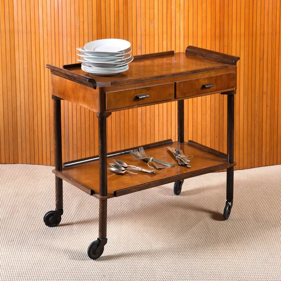 Vintage servírovací stolek po rodičích nebo po prarodičích se také cení.