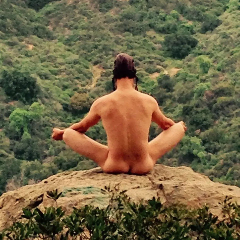 Josh Duhamel - 2. 4. 2015 - K postu napsal: "Taking a little break from acting to pursue my love of nude meditation."