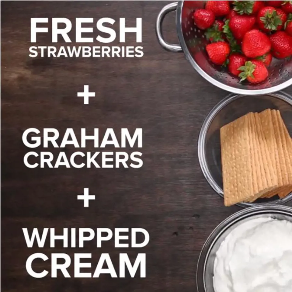 Co budete potřebovat: čerstvé jahody, grahamové sušenky a ušlehanou šlehačku (množství dle mísy, kterou budete plnit)