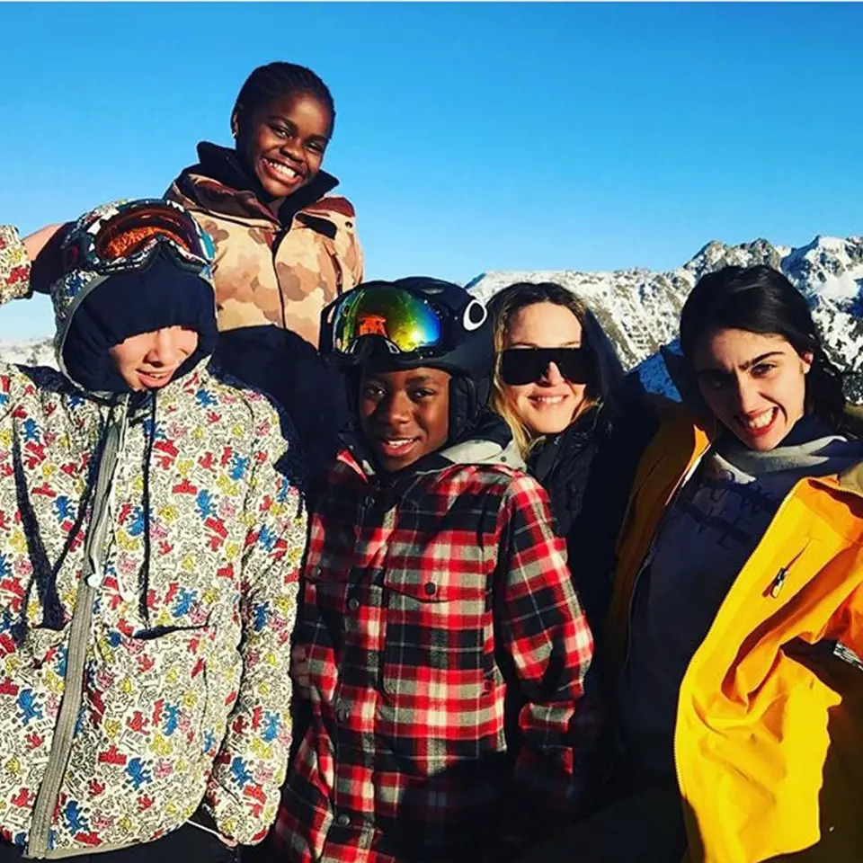 5. 1. 2017 - Madonna s dětmi na lyžích - Na fotce je s ní Rocco, Mercy, David Banda and Lourdes Leon.