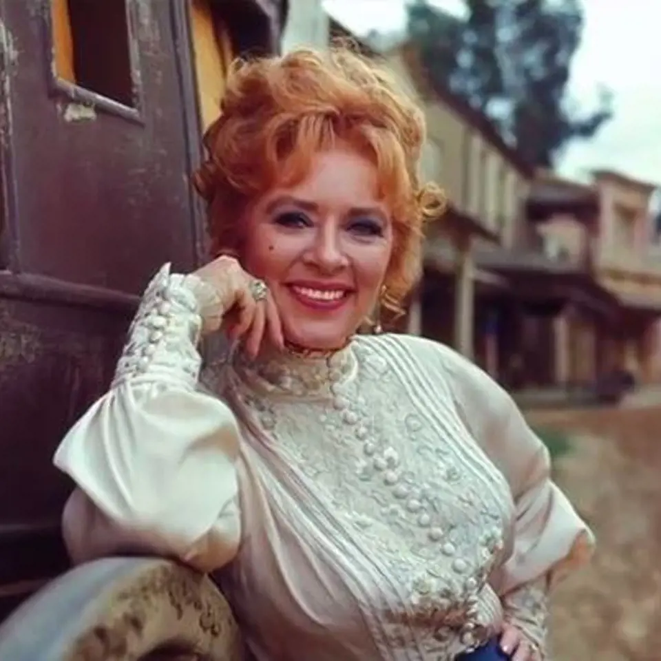 Amanda Blake (1929-1989) - Americkou herečku proslavila role majitelky salonu Miss Kitty Russell v televizní westernové sérii Gunsmoke. Zemřela v roce 1989 na následky onemocnění AIDS. Není jisté, jak k této nemoci přišla.