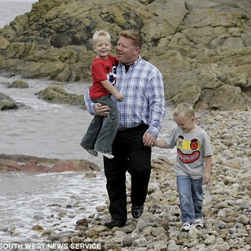 John a synové chodí na "maminčinu pláž" alespoň jednou za měsíc.