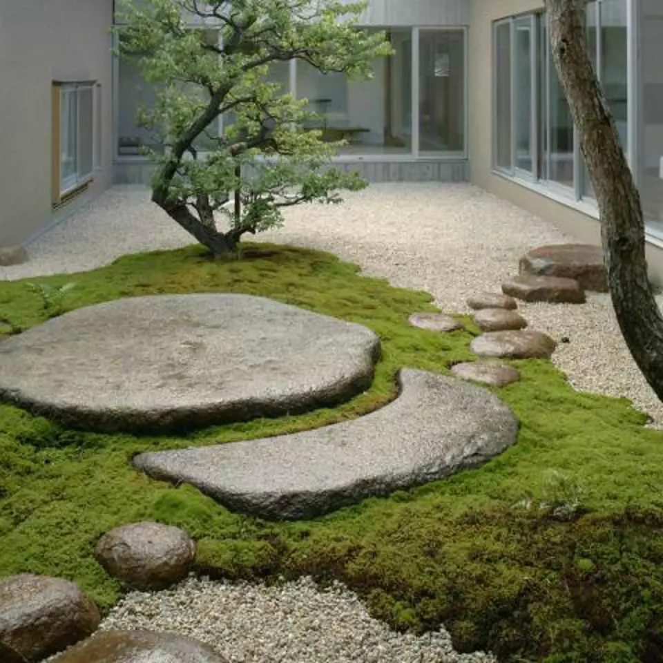 Japonská zahrada s kameny v trávě