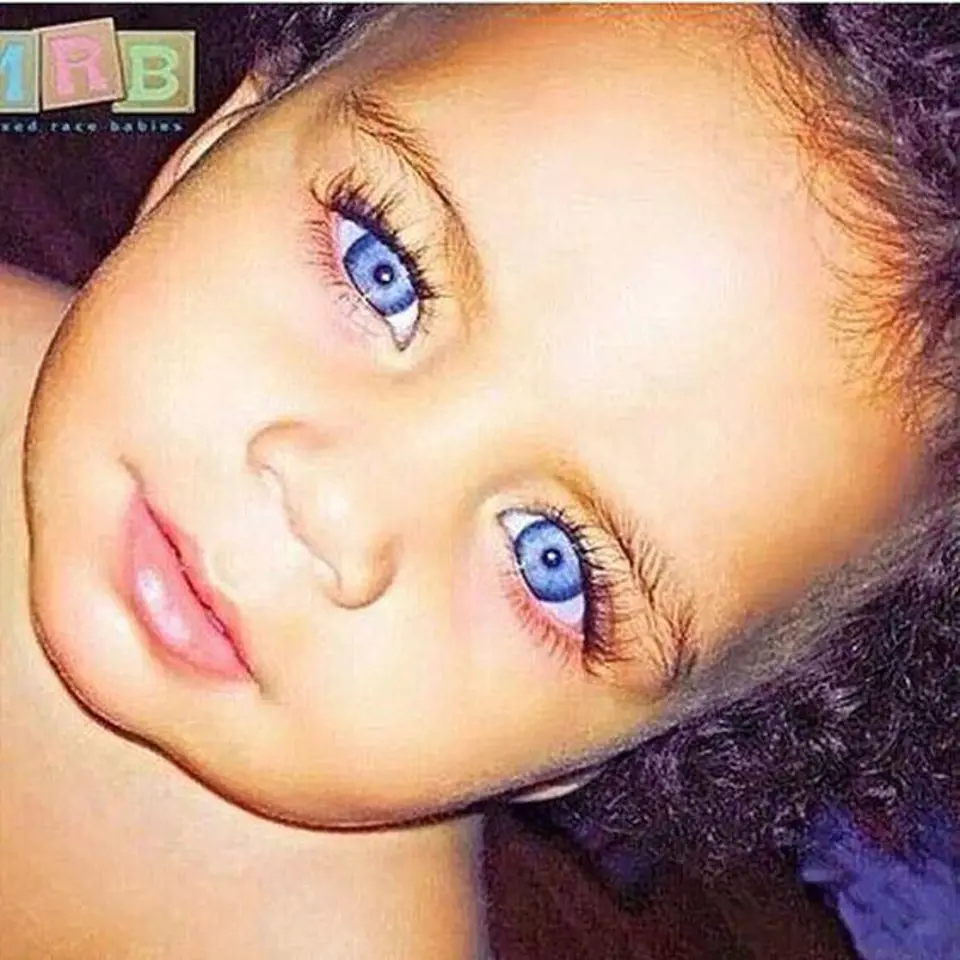 Většina miminek se rodí s modrýma očima, 1% se zelenýma.