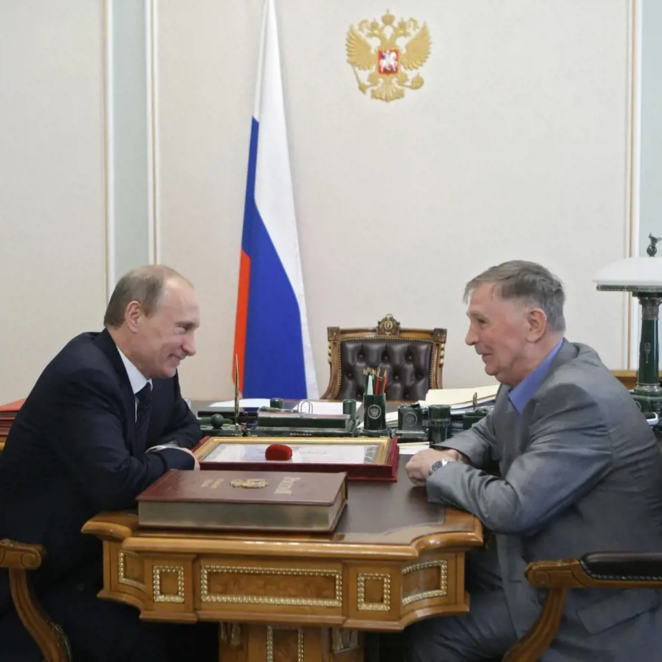 Kontakty s vládou udržoval Tichonov i po odchodu do trenérského důchodu. Důkazem je fotka s ruským prezidentem Putinem.