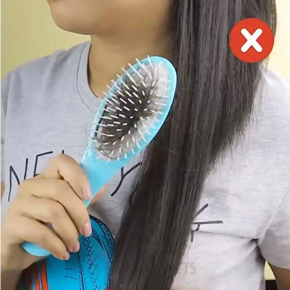 Co dělat, aby se vám v kartáči nezachytily vlasy a vy jej pak složitě nečistili?