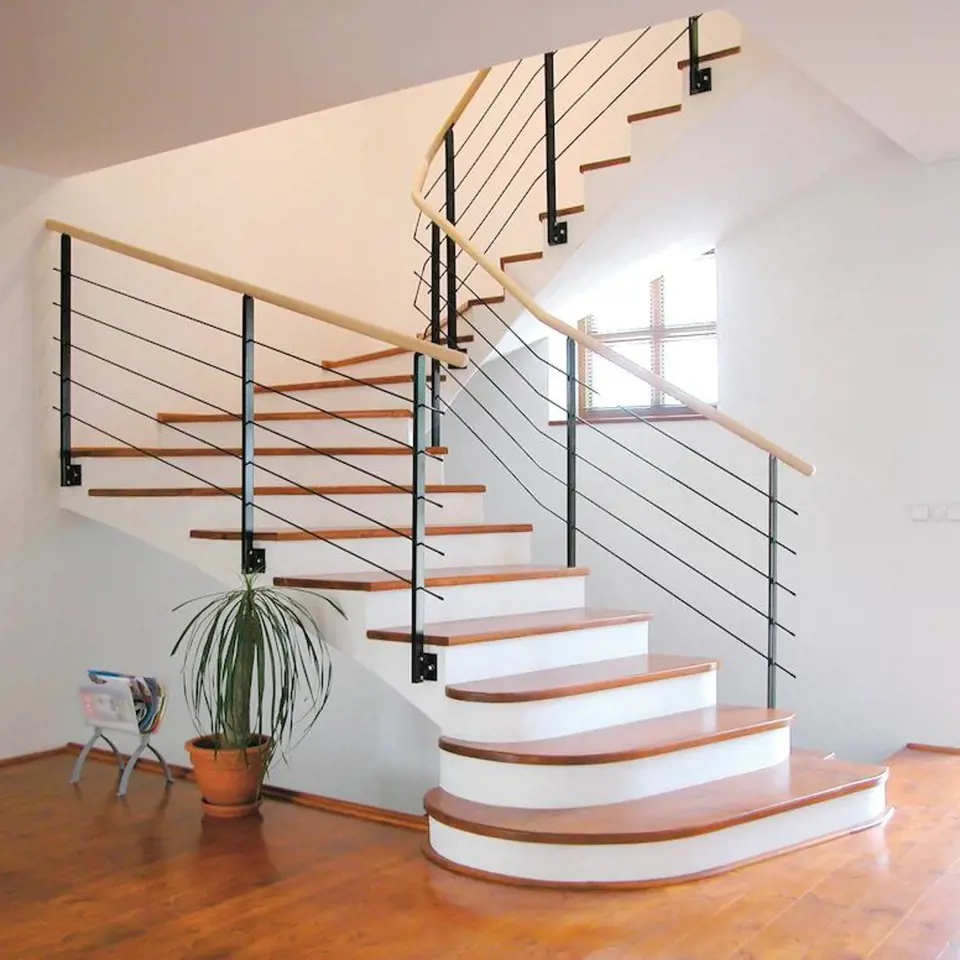 Designově velmi čisté schodiště se zajímavými zakulacenými spodními schody. Foto: K. M. K. Design