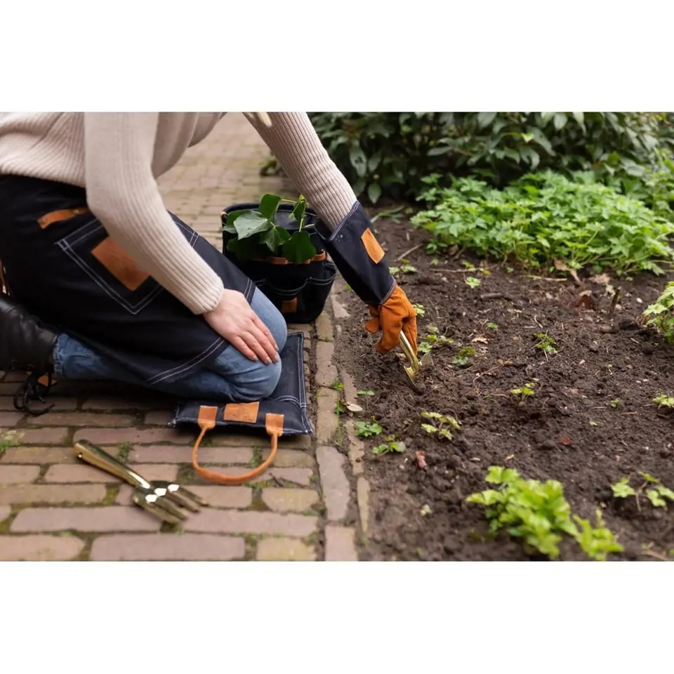Profesionální, pevné a dlouhé kožené rukavice vás ochrání u každé zahradnické práce, tyhle jsou Esschert Design.