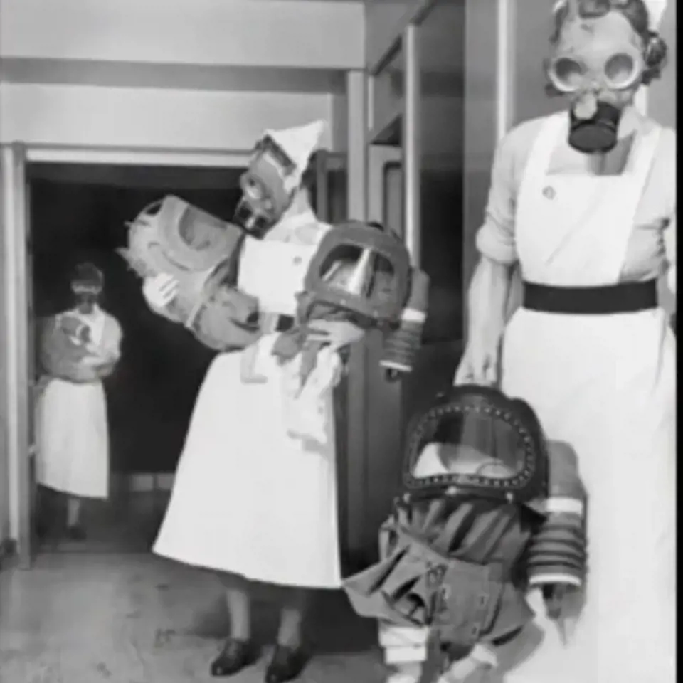 Zkouška plynových masek pro miminka v Anglii, 1940
