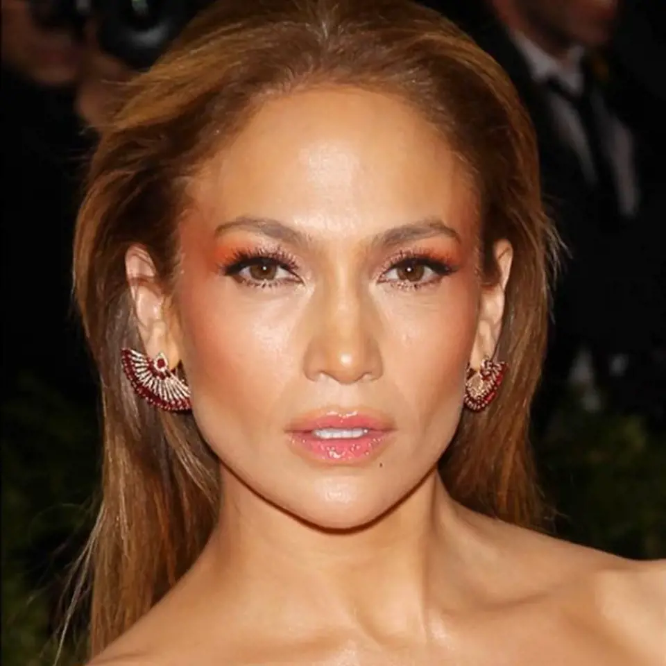 Jennifer Lopez nezvládla kouřové líčení - zvolila červenou barvu, která podivně přechází do tvářenky.