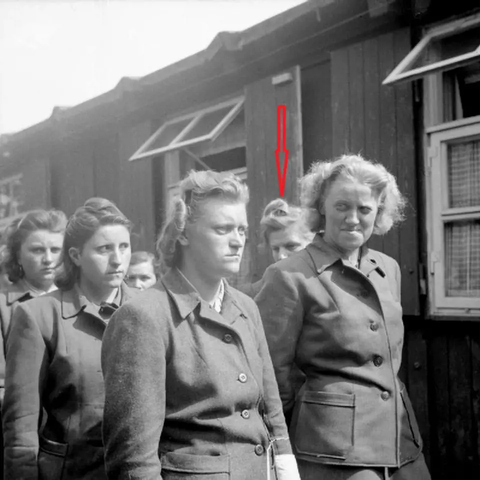 Nacistické dozorkyně z koncentračního tábora Bergen Belsenu. 19. srpen 1945. Elisabeth Volkenrath označena šipkou ve druhé řadě..