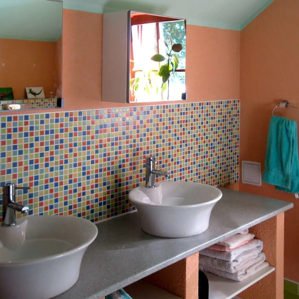 Veselá mozaika rozsvítí koupelnu. Použití dvou umyvadel znásobí využitelnost koupelny.