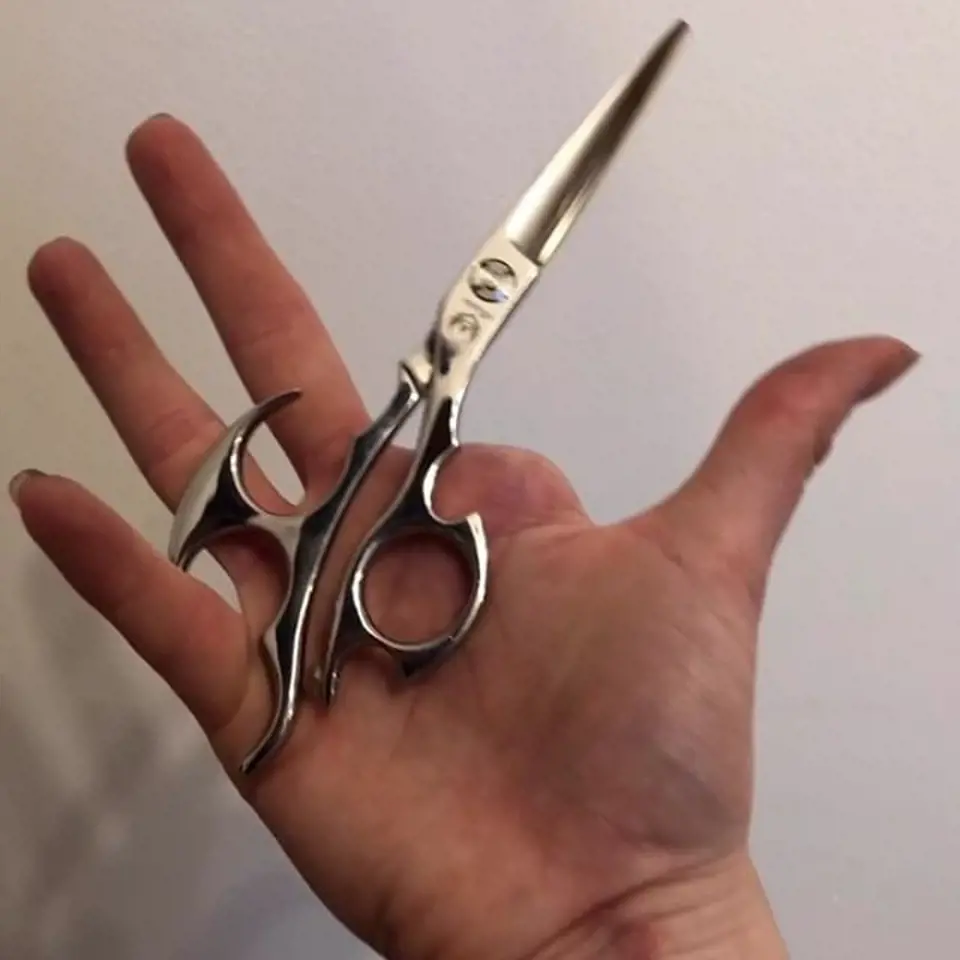Speciálně upravené nůžky pomohly Caitlin překonat její hendikep.
