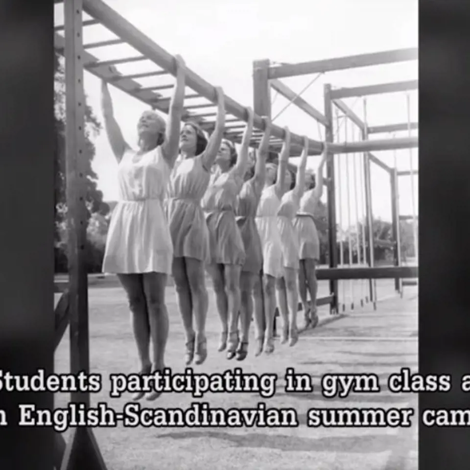 Studentky během hodiny tělocviku na anglicko-skandinávském letním táboře.
